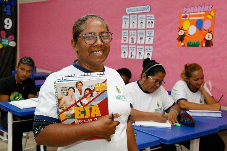 FNDE lança Guia Digital do PNLD 2026 para Educação de Jovens e Adultos